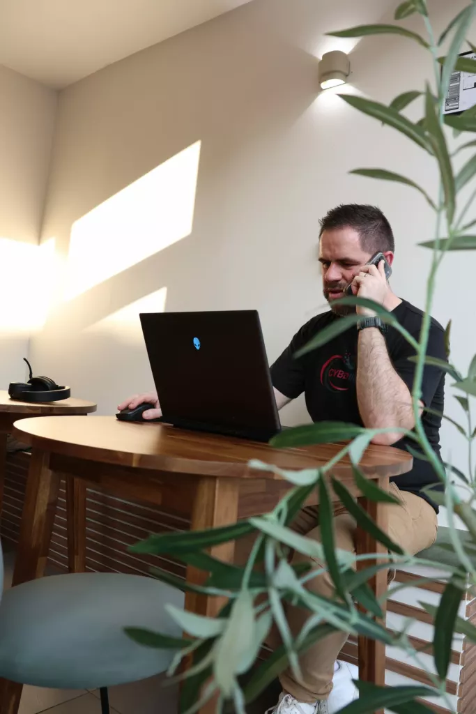 David Plankeele, fondateur de CyberIris, au travail sur son ordinateur dans un bureau lumineux